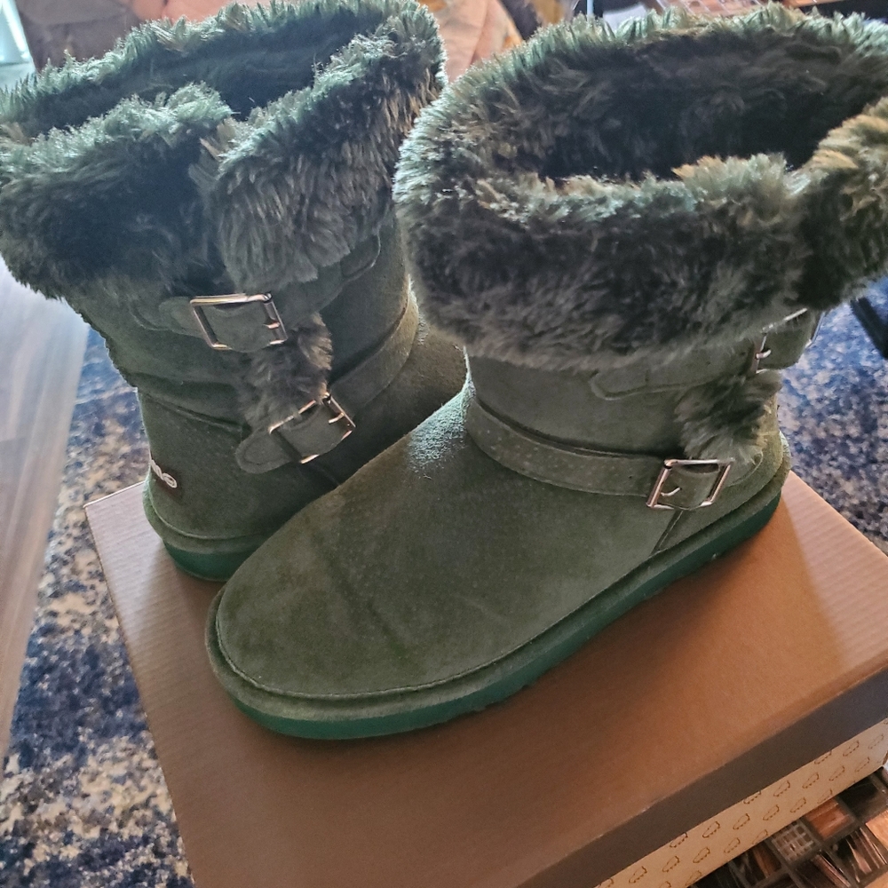 Lamo footwear. Green fuzzy boots